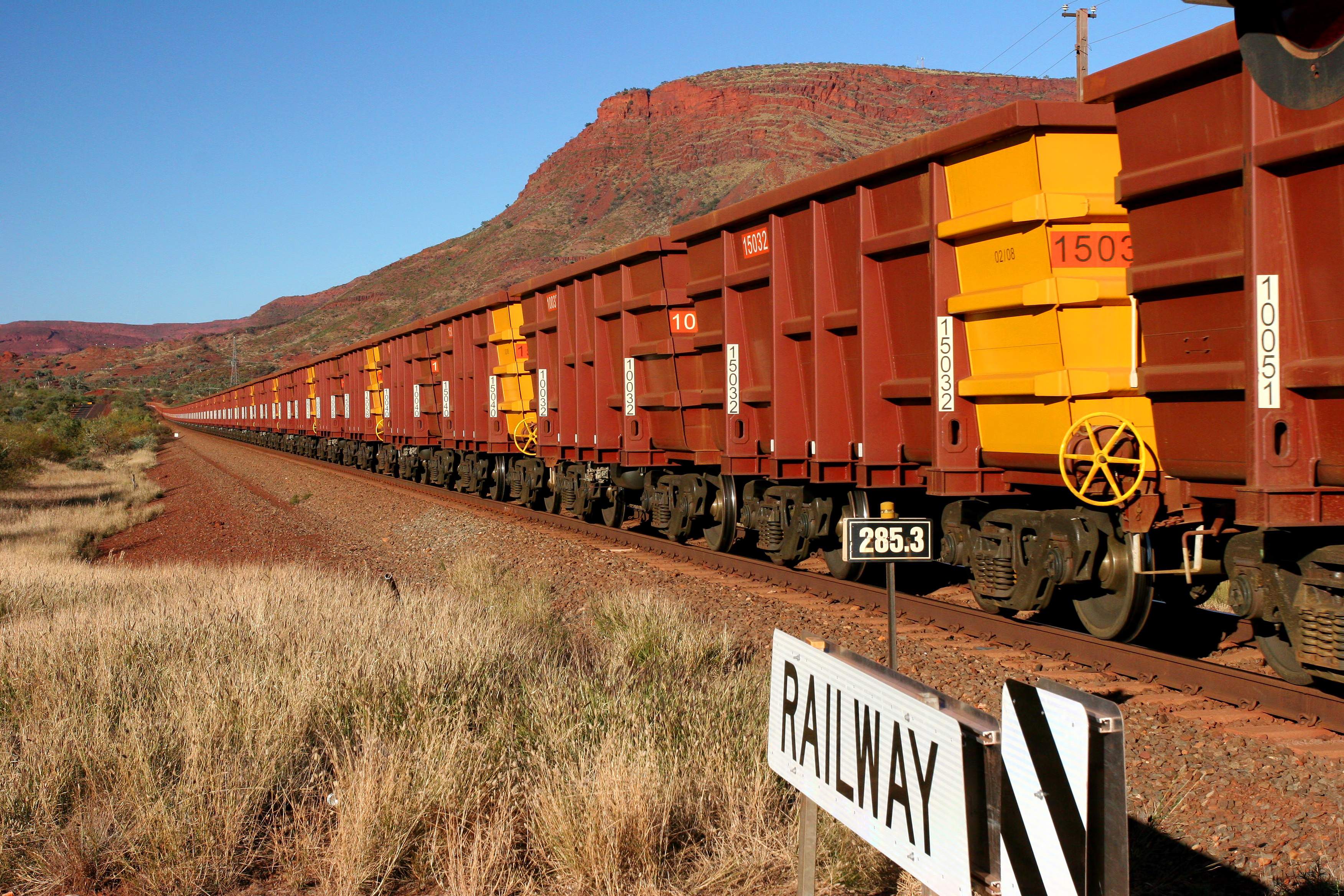 Transporting minerals by train }}